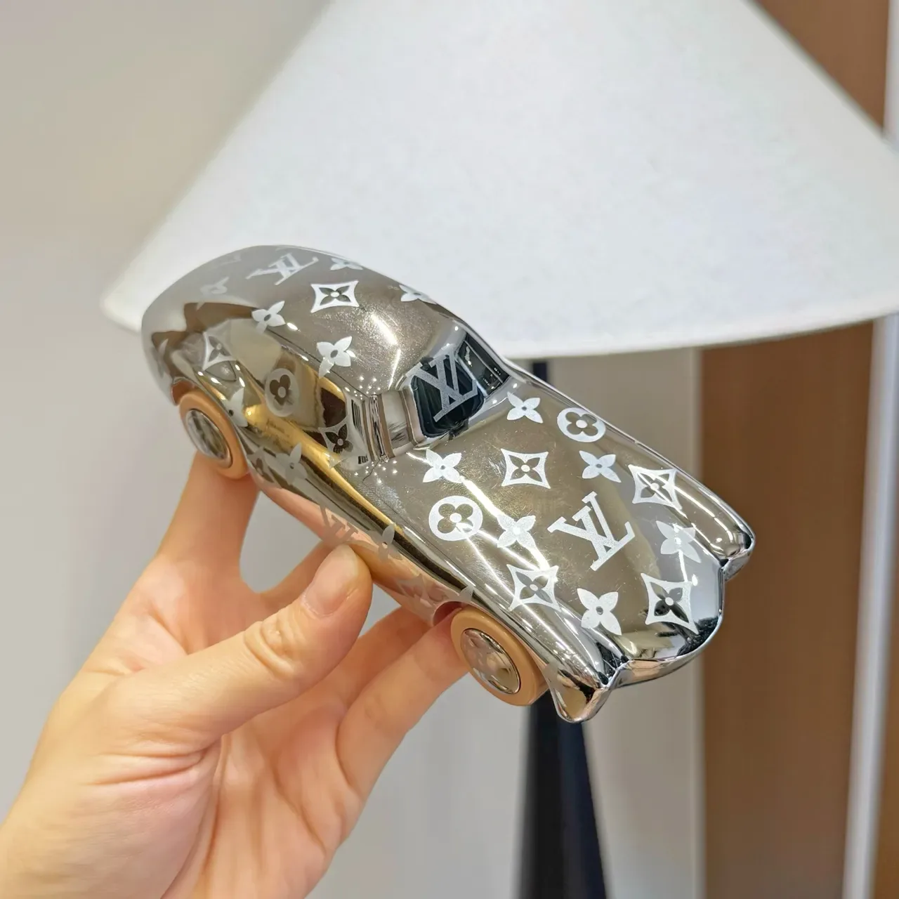 Louis Vuitton Sac à main Argent Beige Finition Métallique Gravé Motif Monogramme 8