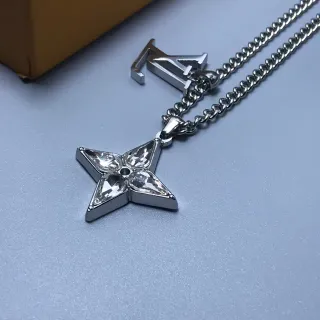 Louis Vuitton রুপো কার্ব চেইন চার পয়েন্ট স্টার পেন্ডেন্ট নেকলেস