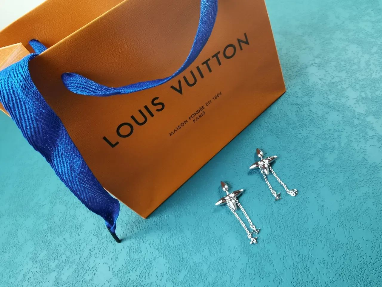 Louis Vuitton فضة ذهب شكل زهرة نقش معدني سلسلة معلقة تاسيل أقراط 2