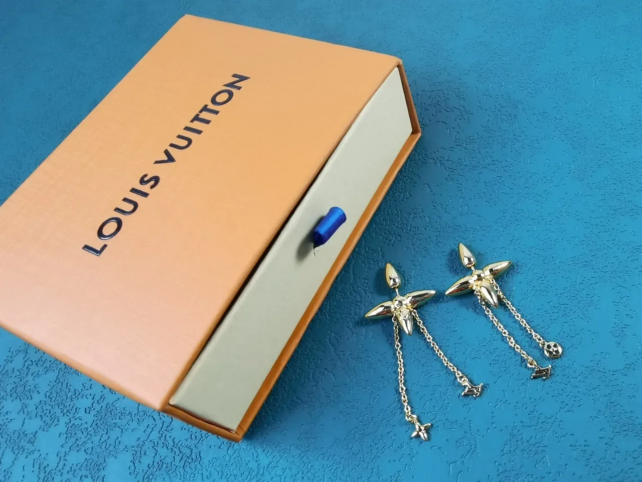 Louis Vuitton فضة ذهب شكل زهرة نقش معدني سلسلة معلقة تاسيل أقراط 3