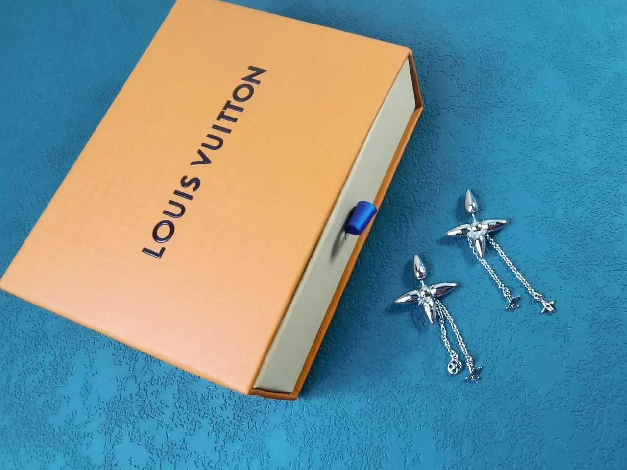 Louis Vuitton فضة ذهب شكل زهرة نقش معدني سلسلة معلقة تاسيل أقراط 4