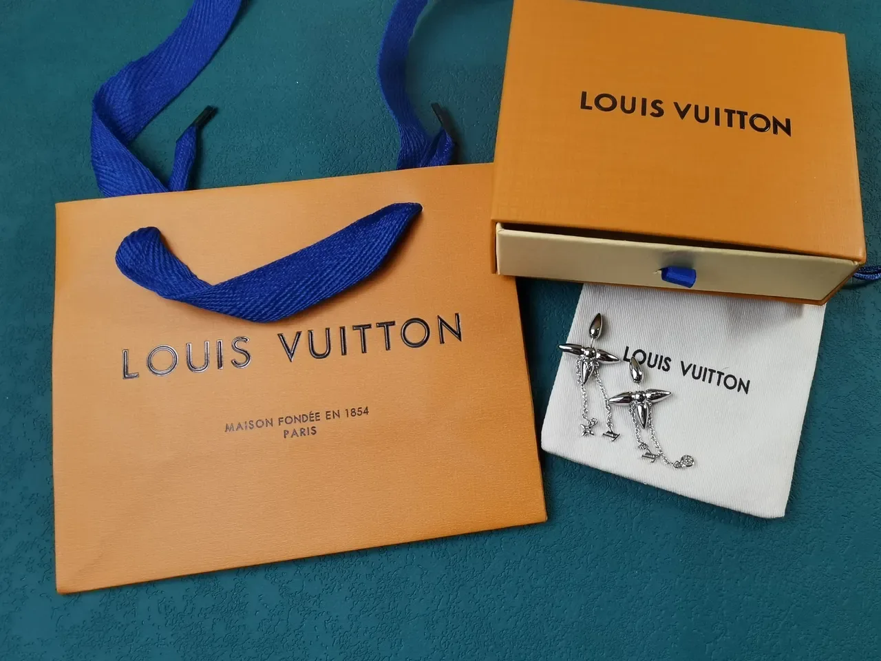 Louis Vuitton فضة ذهب شكل زهرة نقش معدني سلسلة معلقة تاسيل أقراط 7