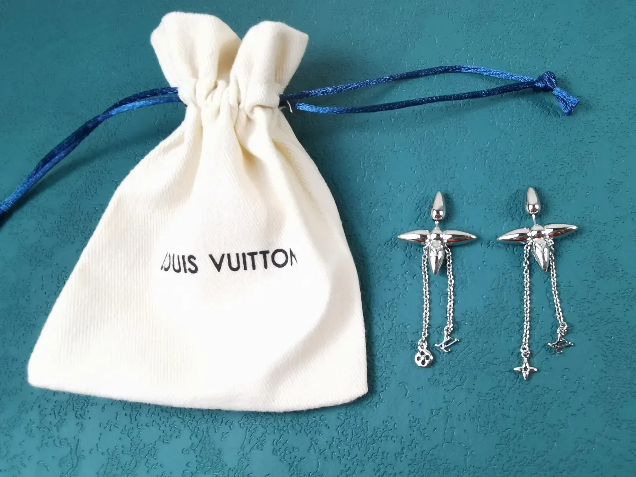 Louis Vuitton فضة ذهب شكل زهرة نقش معدني سلسلة معلقة تاسيل أقراط 9