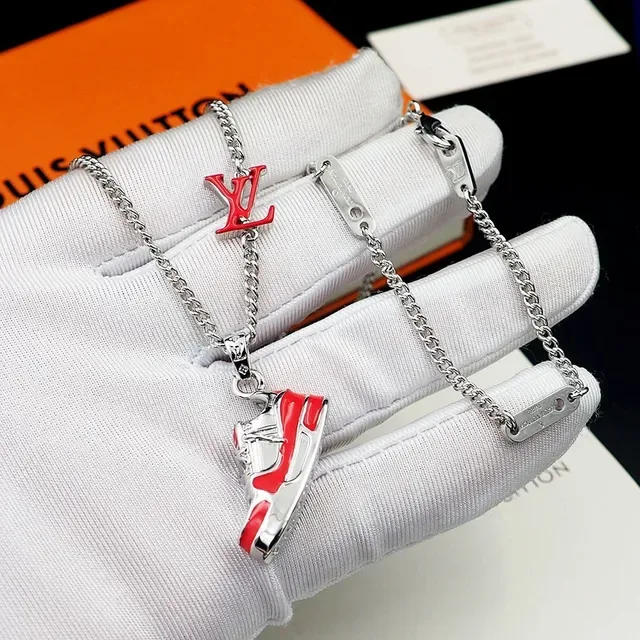 Louis Vuitton Prateado Vermelho Miniatura Sneaker Charms Detalhe Esmalte Colar 3