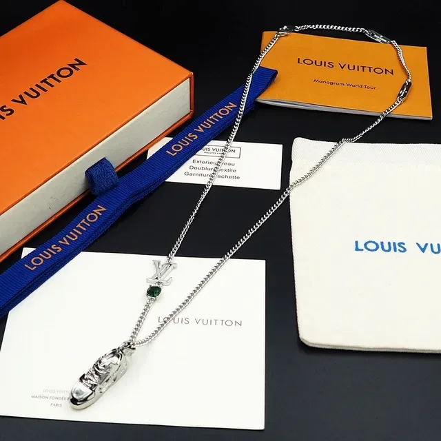 Louis Vuitton Prateado Vermelho Miniatura Sneaker Charms Detalhe Esmalte Colar 7