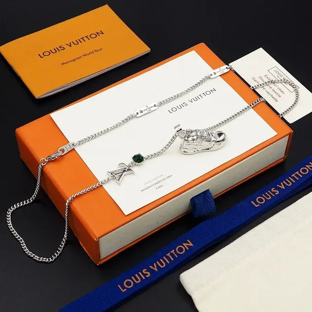 Louis Vuitton Prateado Vermelho Miniatura Sneaker Charms Detalhe Esmalte Colar 8