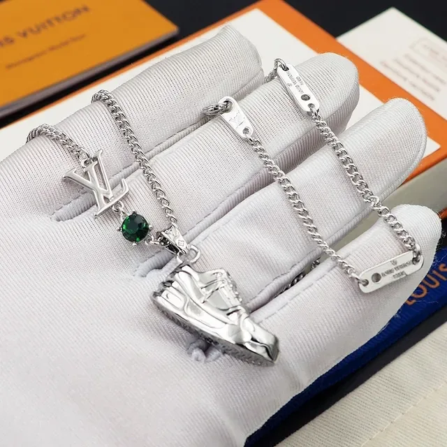 Louis Vuitton Prateado Vermelho Miniatura Sneaker Charms Detalhe Esmalte Colar 9