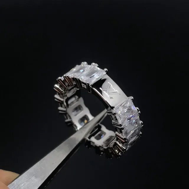Louis Vuitton Plata Transparente Grabado Monograma LV Baguette y Princess-Cut Piedras Anillo 2
