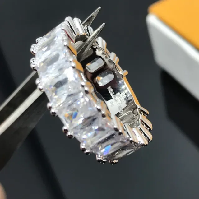 Louis Vuitton Plata Transparente Grabado Monograma LV Baguette y Princess-Cut Piedras Anillo 3
