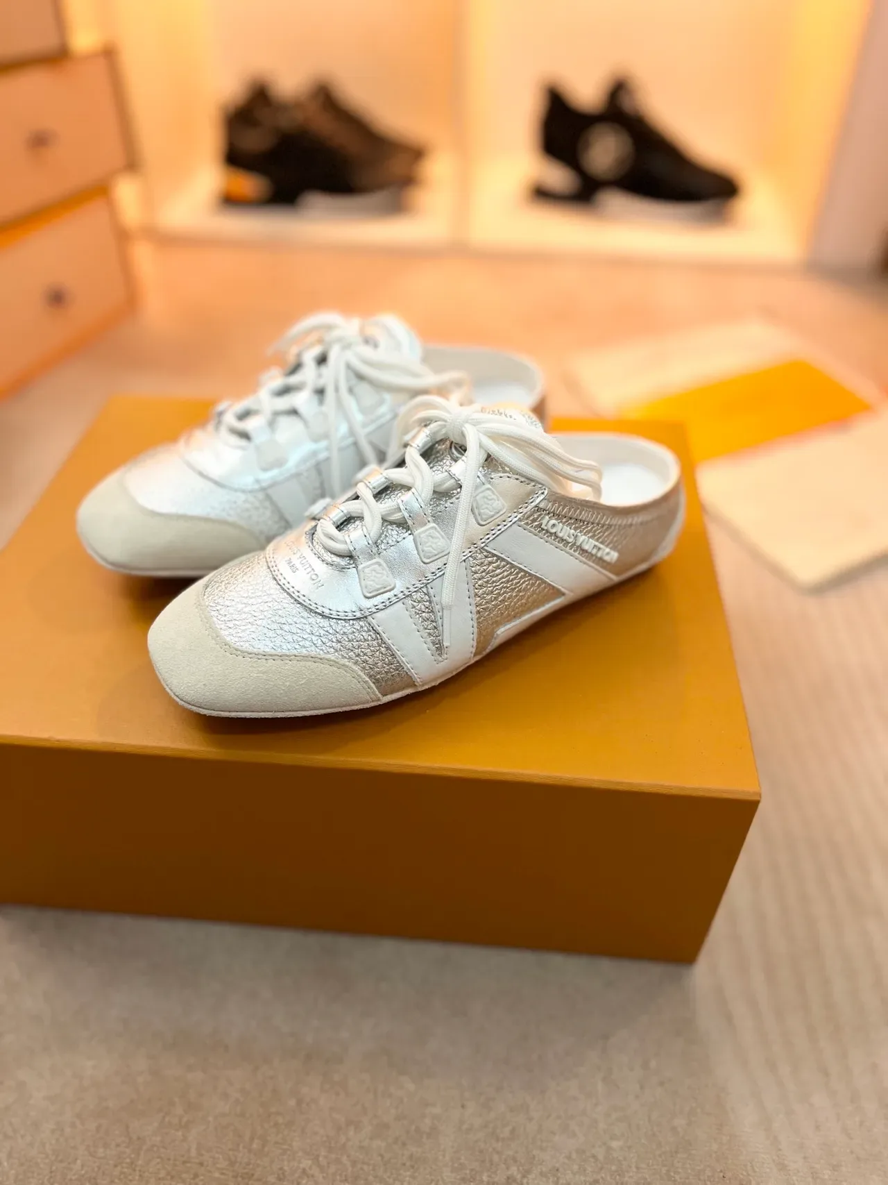 Louis Vuitton Sneakers Mule Argent Blanc Cuir Métallique Talon Ouvert 4