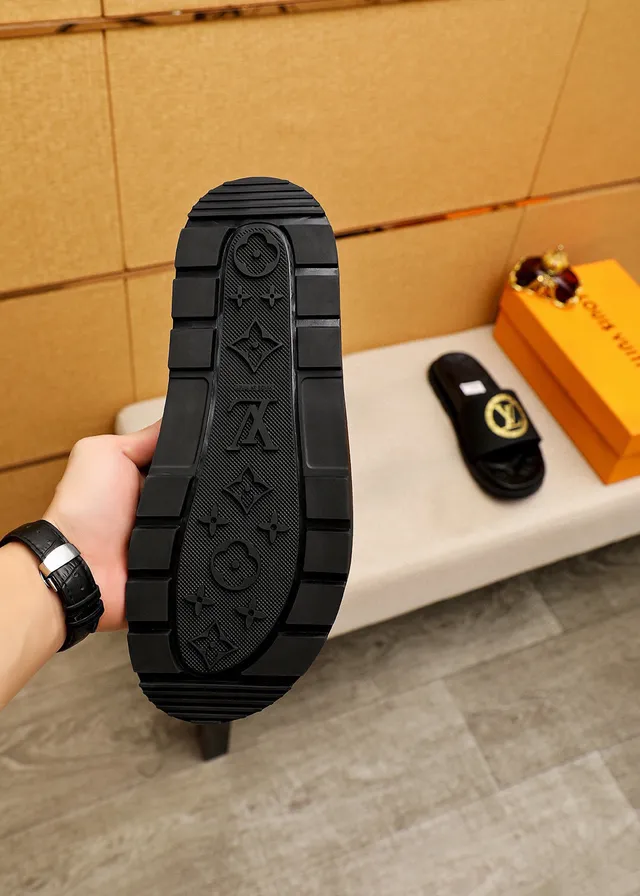 Louis Vuitton Slide 黑色金色模制花纹鞋底宽带拖鞋 9
