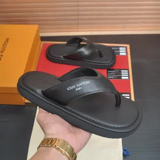 Louis Vuitton 黑色皮革人字拖鞋