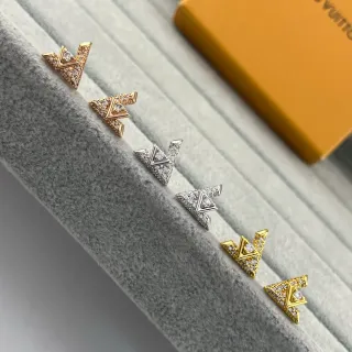 Louis Vuitton Brincos Stud V-Motif Pavé de Cristais
