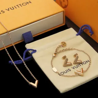 Louis Vuitton Colar com Corrente Bege com Pingente de Ouro em Forma de V