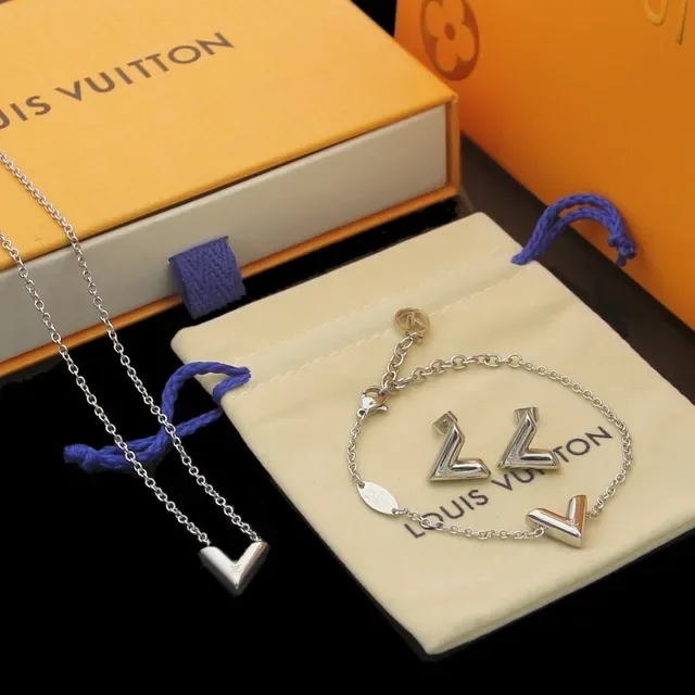 Louis Vuitton V-Shaped Gold Beige Chain Pendant Necklace 7