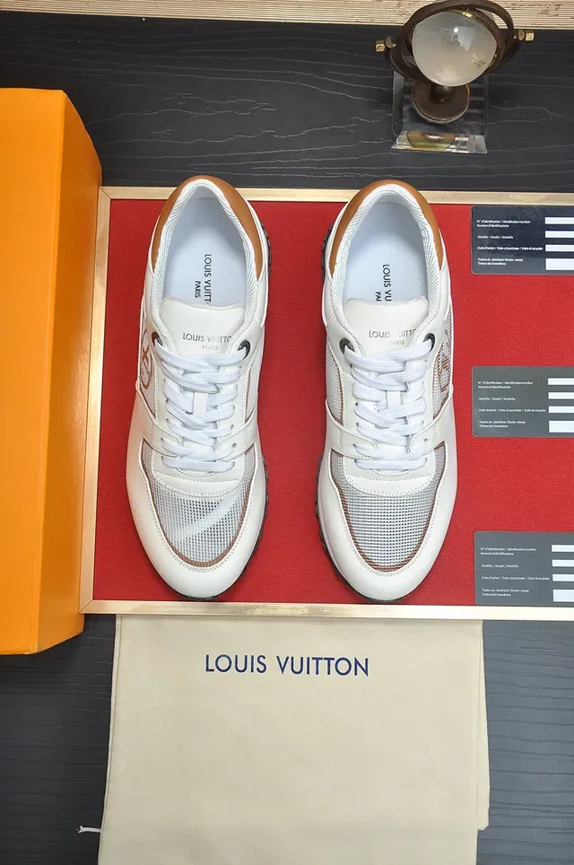 Louis Vuitton Tênis Lifestyle Branco Bege de Couro e Malha Superior com Painel Lateral Monogramado 2