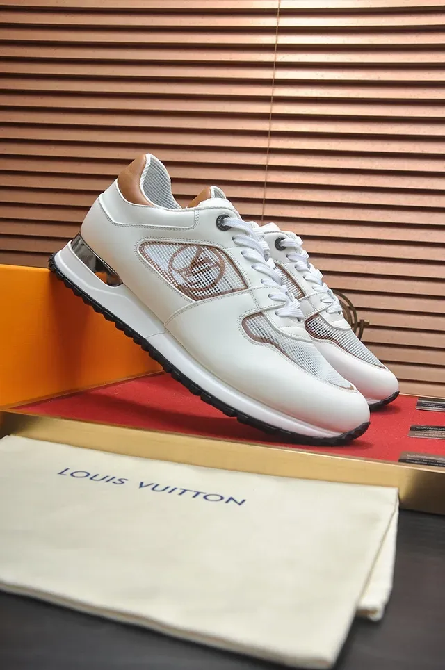 Louis Vuitton Tênis Lifestyle Branco Bege de Couro e Malha Superior com Painel Lateral Monogramado 3