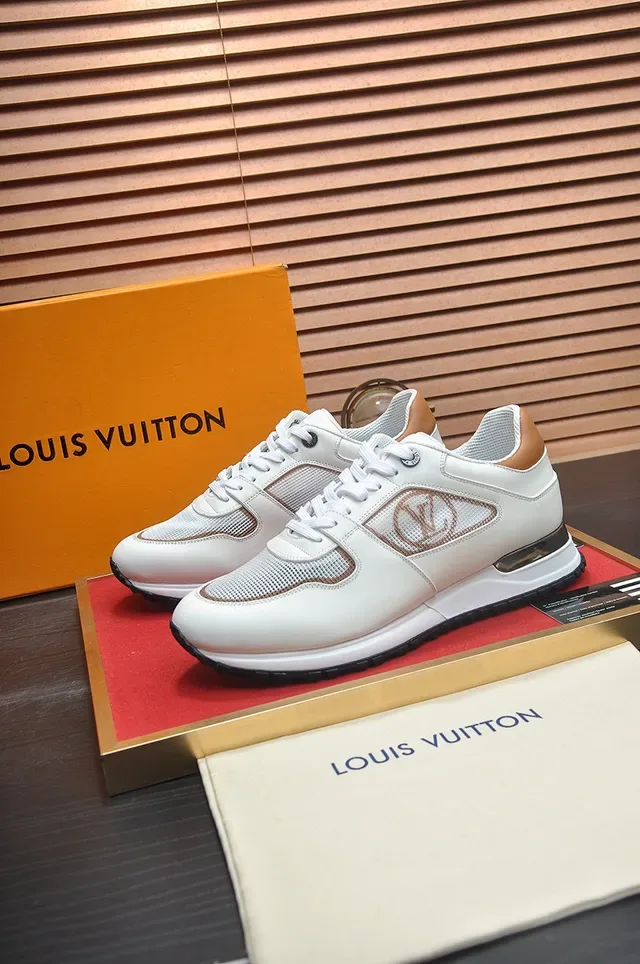 Louis Vuitton Tênis Lifestyle Branco Bege de Couro e Malha Superior com Painel Lateral Monogramado 4