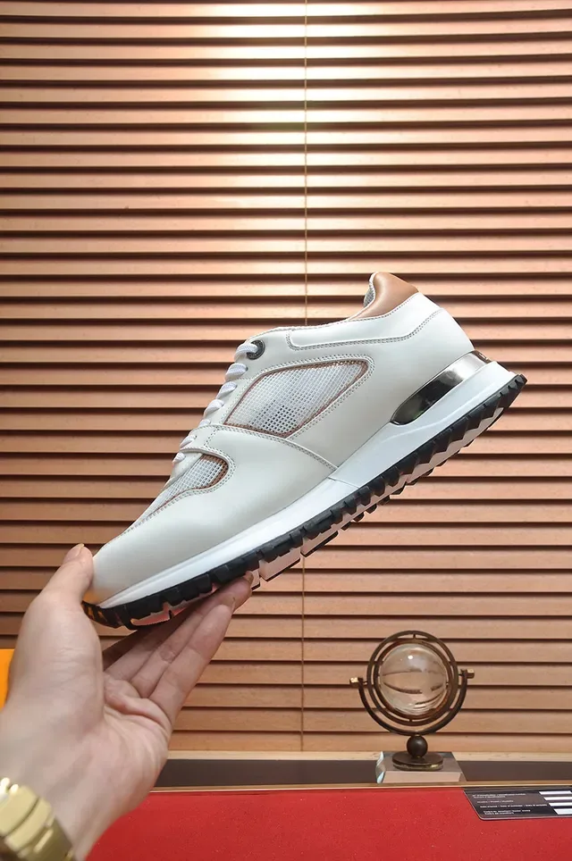 Louis Vuitton Tênis Lifestyle Branco Bege de Couro e Malha Superior com Painel Lateral Monogramado 5
