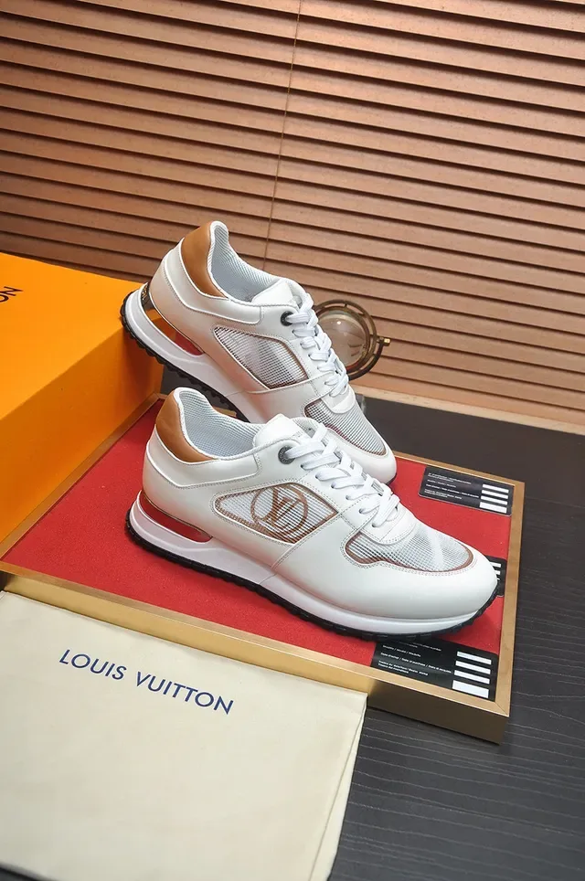 Louis Vuitton Tênis Lifestyle Branco Bege de Couro e Malha Superior com Painel Lateral Monogramado 6