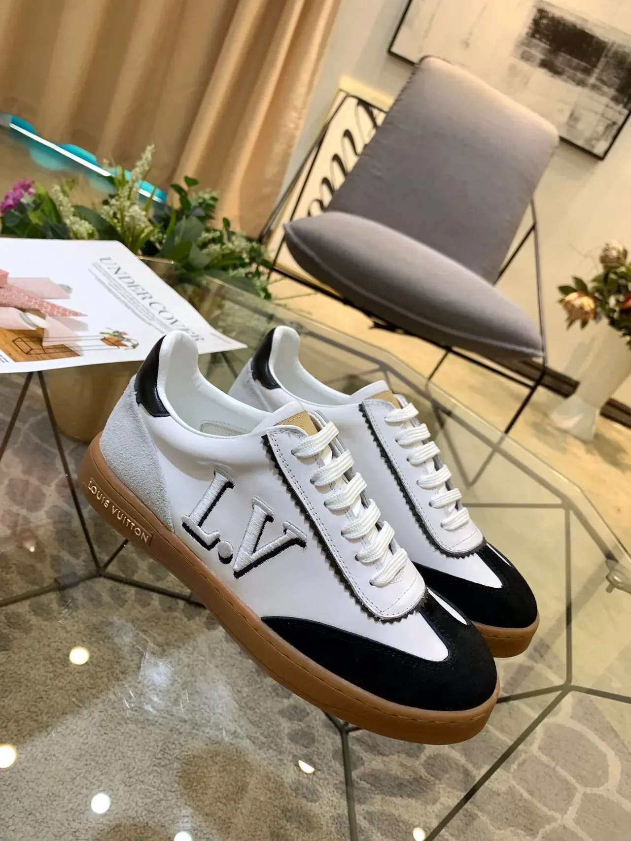 Louis Vuitton Zapatillas Lifestyle de Cuero y Ante de Dos Tonos Bordadas con Monograma Blanco y Negro 2