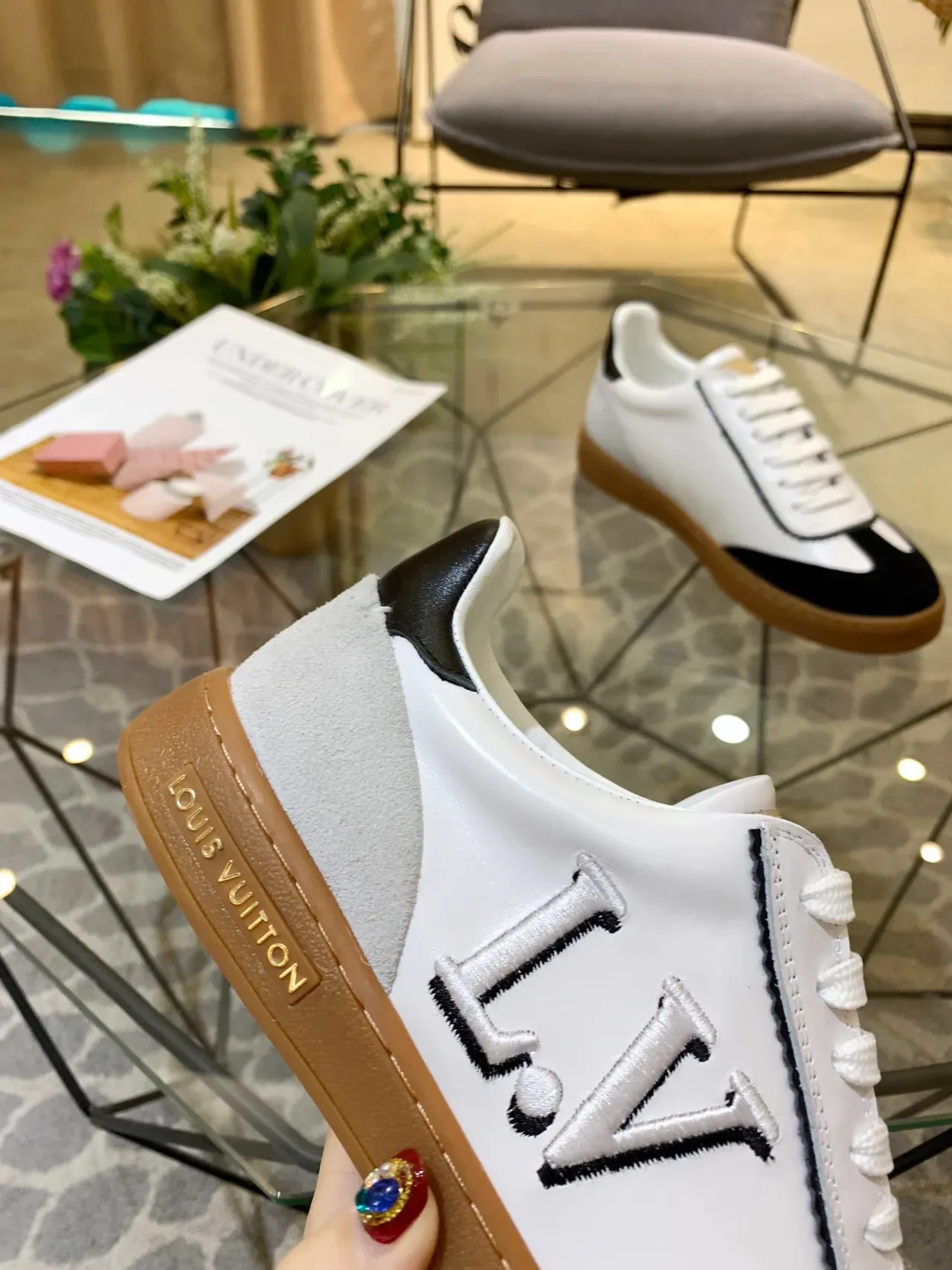 Louis Vuitton Zapatillas Lifestyle de Cuero y Ante de Dos Tonos Bordadas con Monograma Blanco y Negro 3