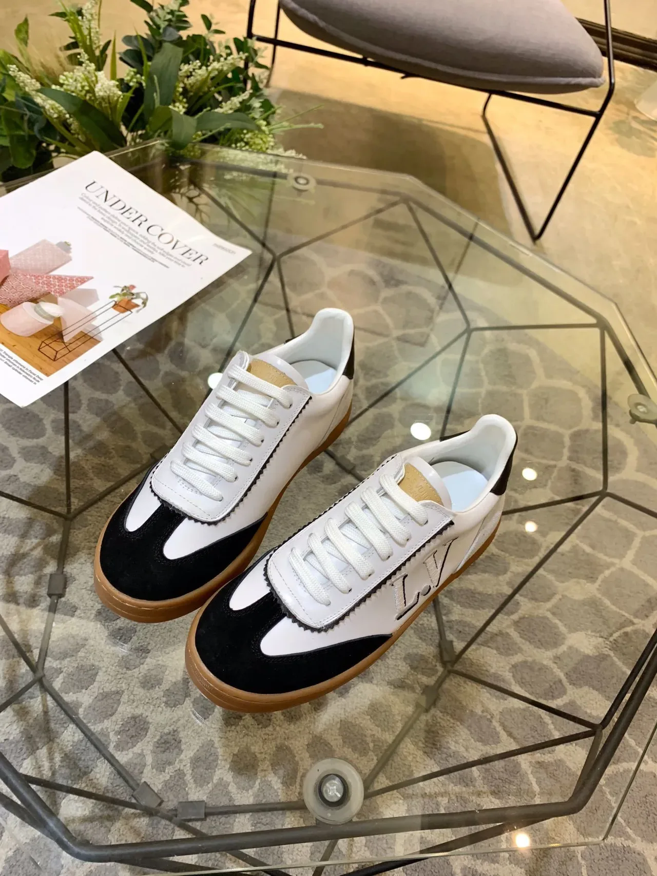 Louis Vuitton Zapatillas Lifestyle de Cuero y Ante de Dos Tonos Bordadas con Monograma Blanco y Negro 4