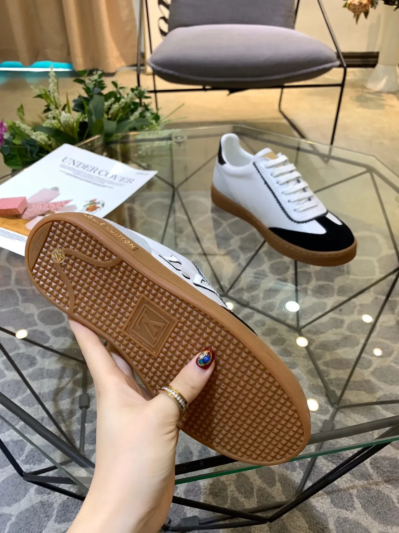 Louis Vuitton Zapatillas Lifestyle de Cuero y Ante de Dos Tonos Bordadas con Monograma Blanco y Negro 5