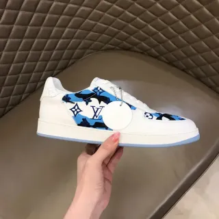 Louis Vuitton Zapatillas Lifestyle Blancas y Azules Low-Top con Panel Lateral Impreso