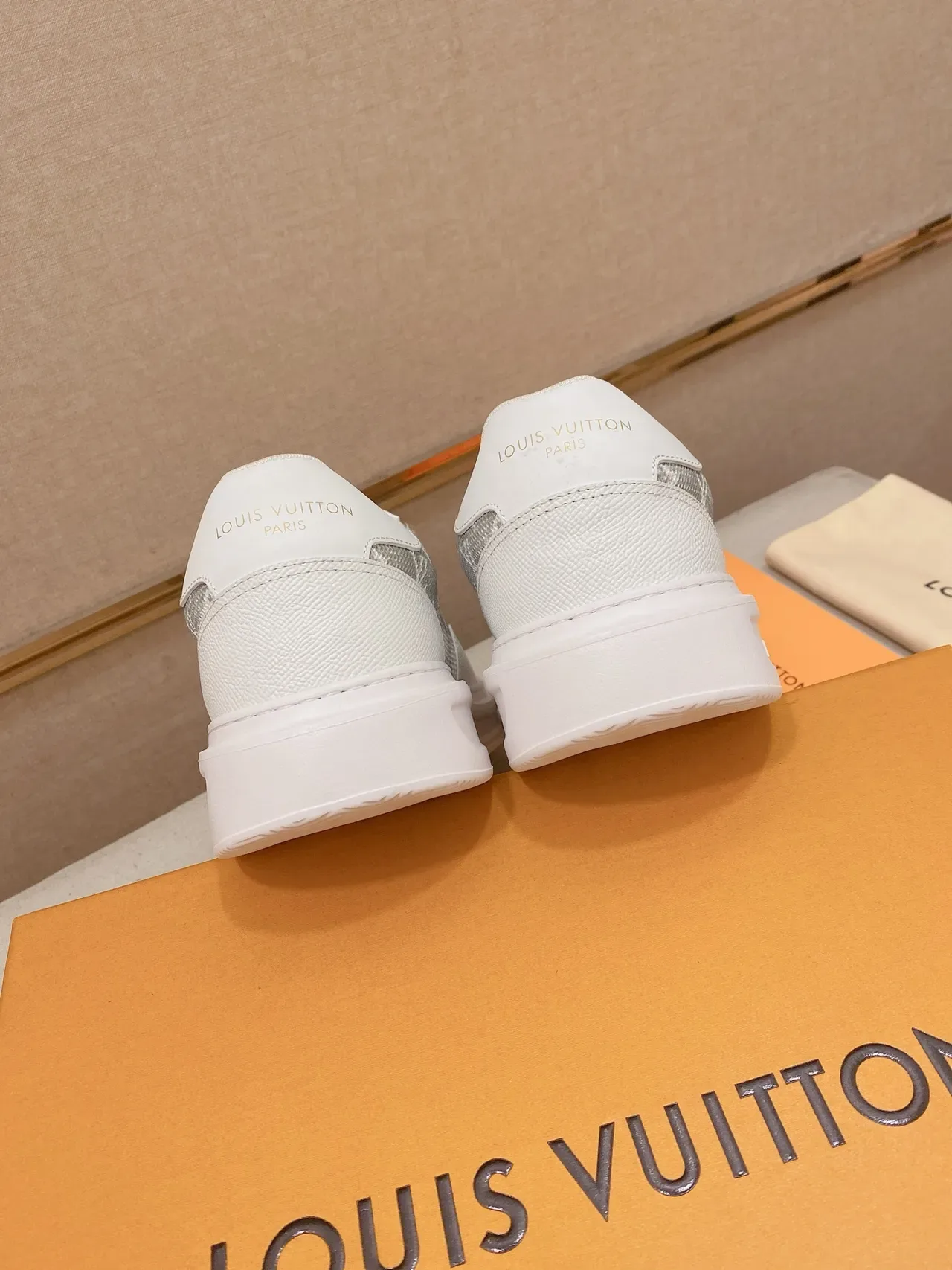 Louis Vuitton Tênis Lifestyle Brancos e Cinza Low-Top Monogramados Painel Textil 3