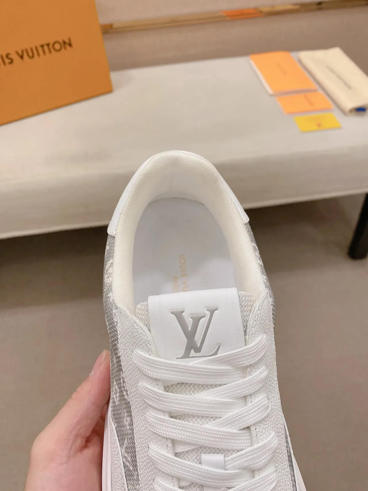 Louis Vuitton Tênis Lifestyle Brancos e Cinza Low-Top Monogramados Painel Textil 4