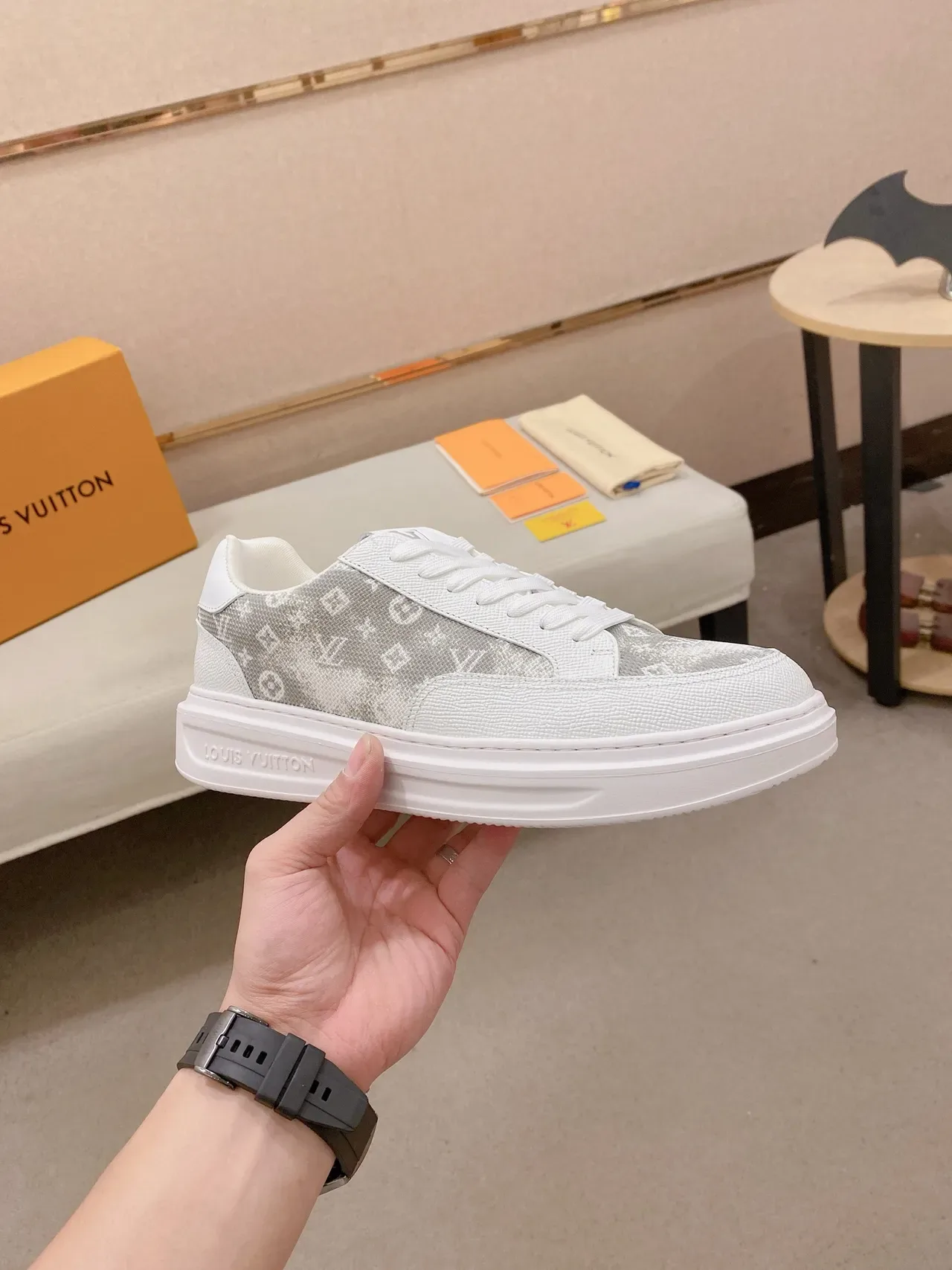Louis Vuitton Tênis Lifestyle Brancos e Cinza Low-Top Monogramados Painel Textil 5