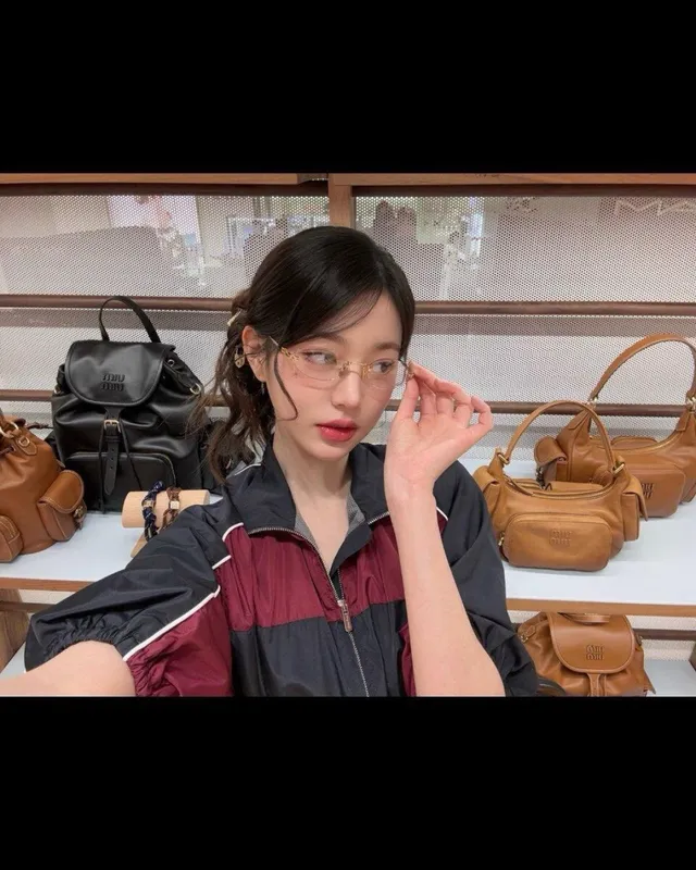 Miu Miu Arcadie قميص كولار منقوش بني بيج 2