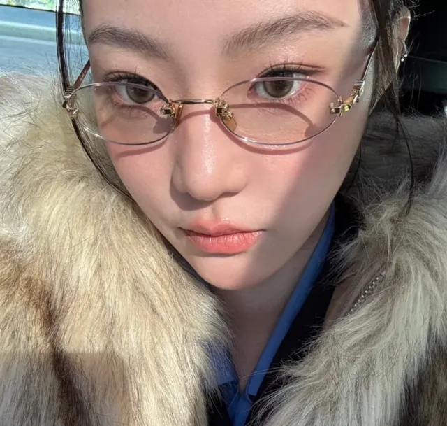 Miu Miu Arcadie قميص كولار منقوش بني بيج 3