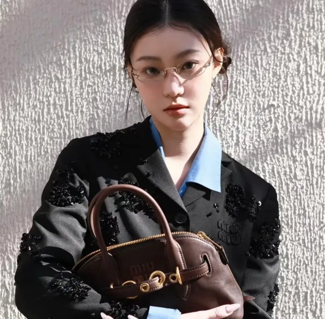 Miu Miu Arcadie قميص كولار منقوش بني بيج 4