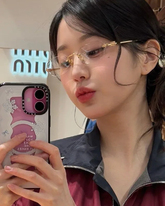 Miu Miu Arcadie قميص كولار منقوش بني بيج 6