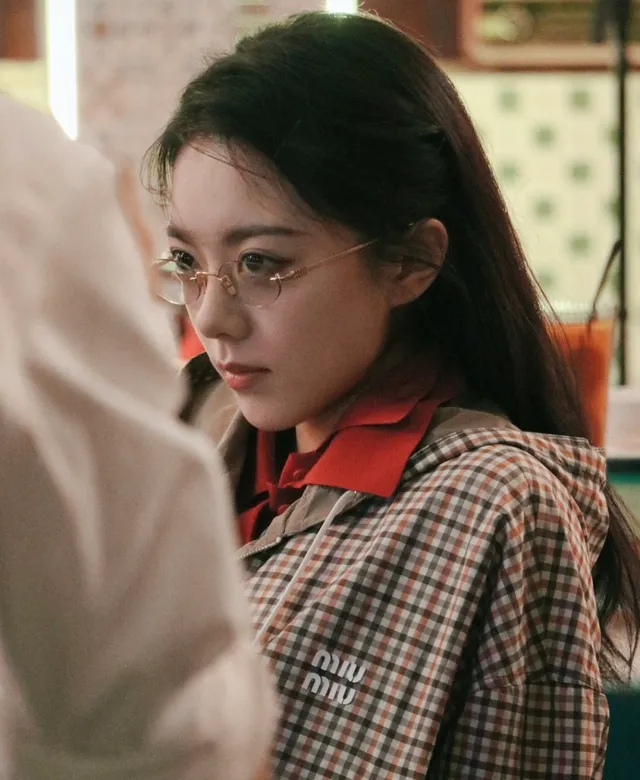 Miu Miu Arcadie قميص كولار منقوش بني بيج 7