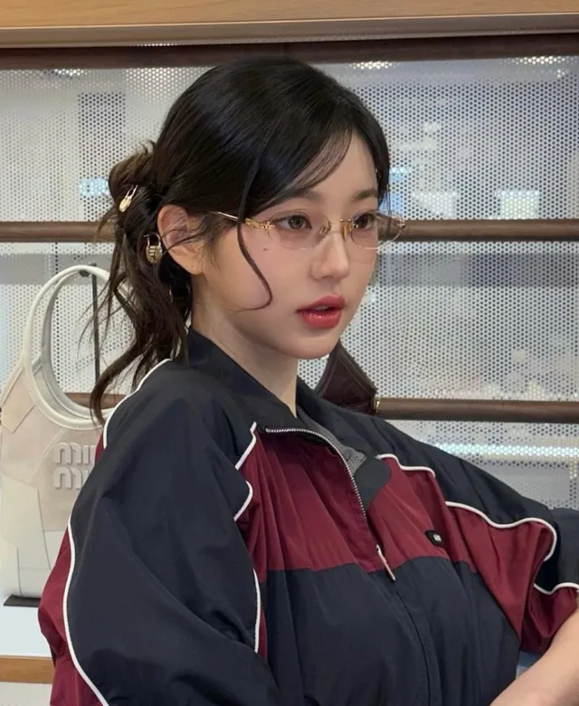 Miu Miu Arcadie قميص كولار منقوش بني بيج 8