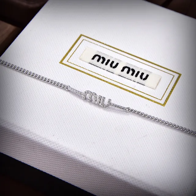 Miu Miu قلادات سلسلة ذهبية وفضية مع نقش حرف كريستال 3