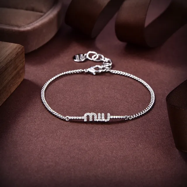 Miu Miu قلادات سلسلة ذهبية وفضية مع نقش حرف كريستال 4