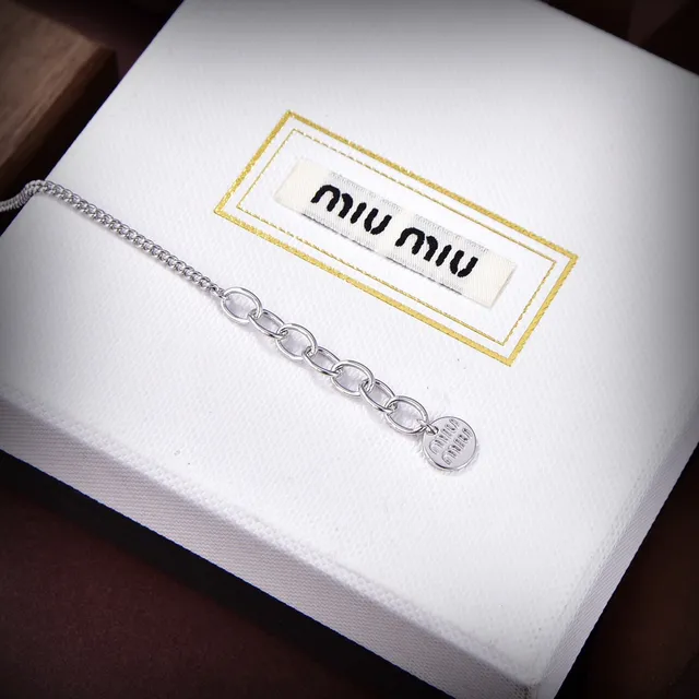 Miu Miu قلادات سلسلة ذهبية وفضية مع نقش حرف كريستال 5