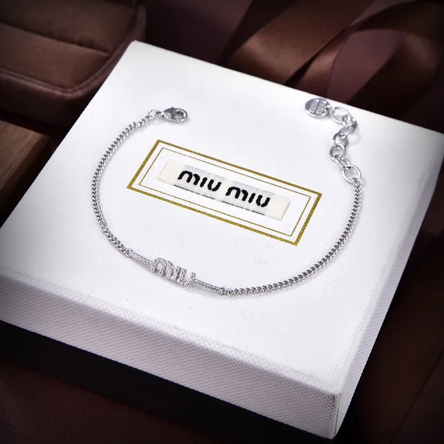 Miu Miu قلادات سلسلة ذهبية وفضية مع نقش حرف كريستال 6
