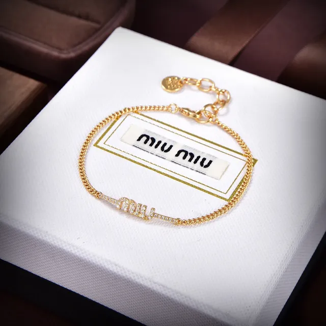 Miu Miu قلادات سلسلة ذهبية وفضية مع نقش حرف كريستال 7