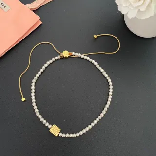 Miu Miu logo colar de pérolas branco e dourado colares