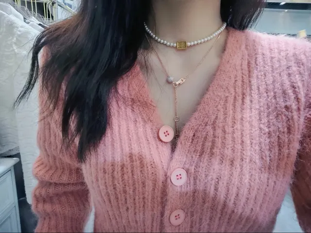 Miu Miu লোগো পার্ল নেকলেস সাদা এবং সোনালি হার 2