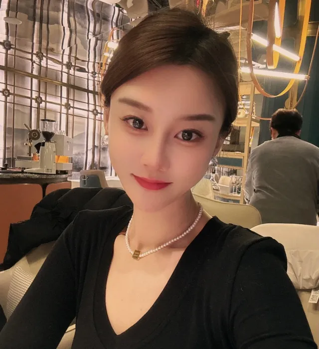 Miu Miu লোগো পার্ল নেকলেস সাদা এবং সোনালি হার 4