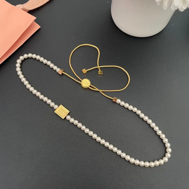 Miu Miu লোগো পার্ল নেকলেস সাদা এবং সোনালি হার 6