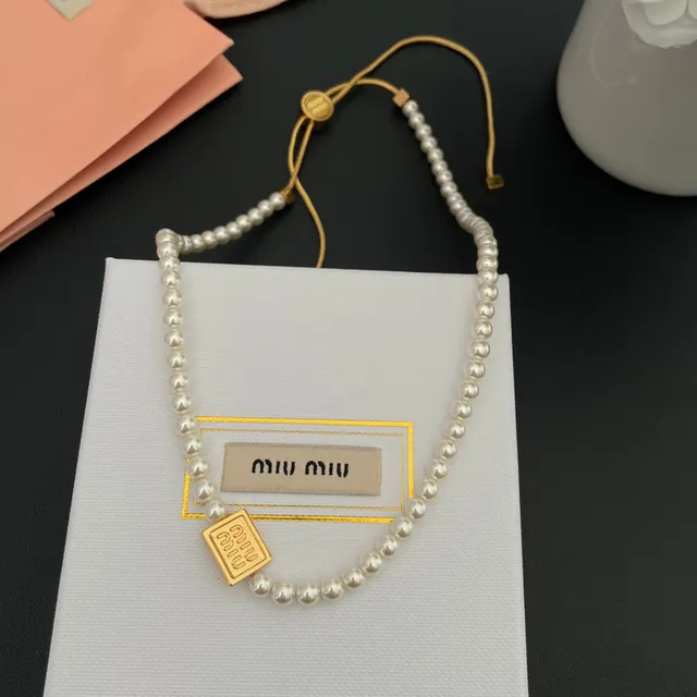 Miu Miu লোগো পার্ল নেকলেস সাদা এবং সোনালি হার 7