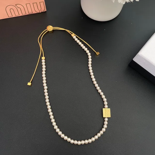 Miu Miu লোগো পার্ল নেকলেস সাদা এবং সোনালি হার 8