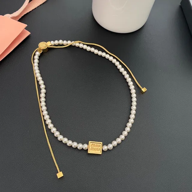 Miu Miu লোগো পার্ল নেকলেস সাদা এবং সোনালি হার 9